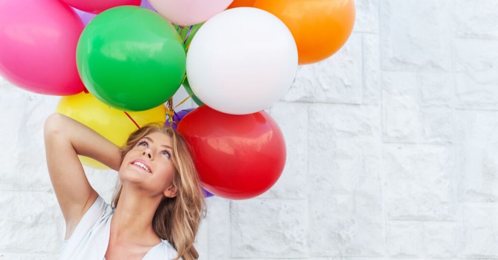 Kvinde med helium balloner